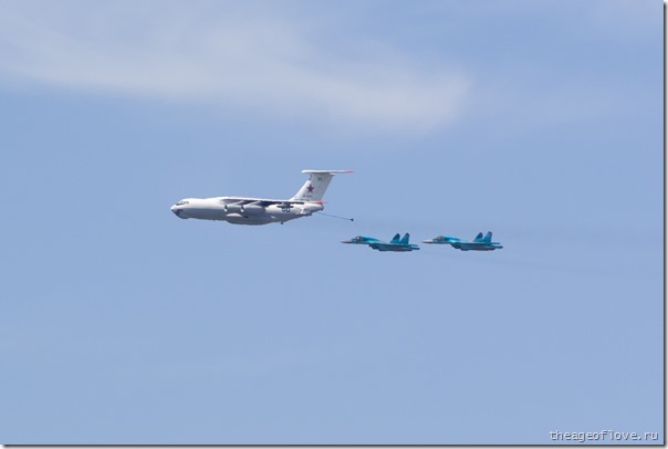 Ил-78 заправляет пару Су-34